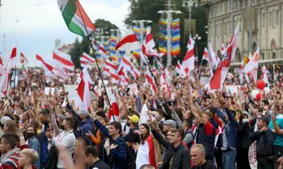 belarus:-des-dizaines-de-milliers-de-manifestants-malgre-la-reponse-policiere