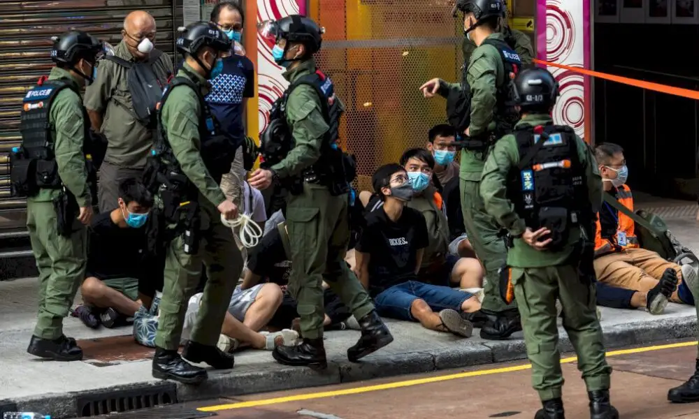 hong-kong:-la-police-s’en-prend-aux-manifestations-contre-le-report-des-legislatives