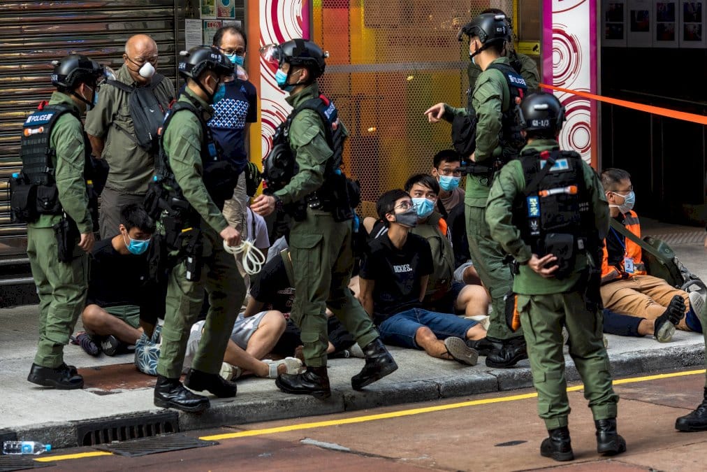 hong-kong:-la-police-s’en-prend-aux-manifestations-contre-le-report-des-legislatives