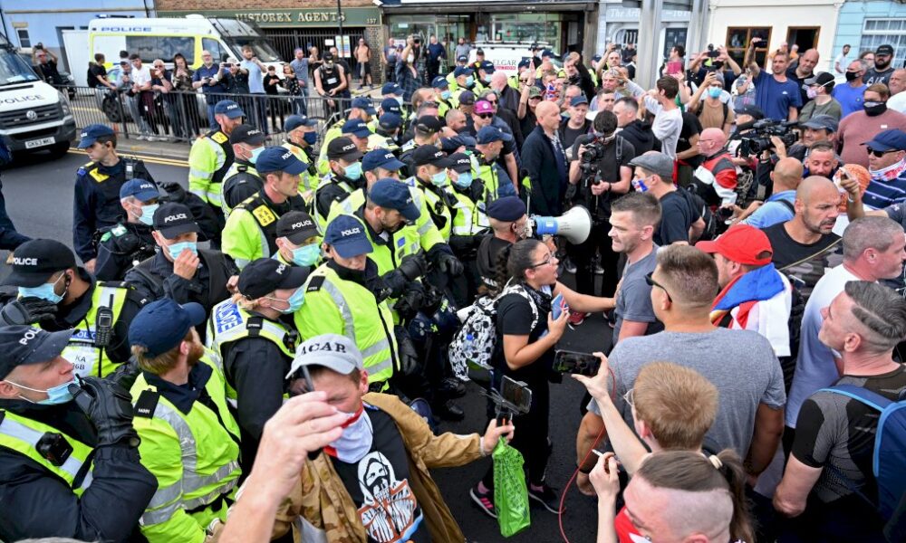 migrants:-manifestations-pro-et-anti-migrants-a-douvres