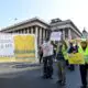 pour-leur-rentree,-petite-mobilisation-des-« gilets-jaunes »-a-paris,-quelques-heurts