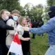 belarus:-des-dizaines-de-milliers-de-manifestants-a-minsk,-250-arrestations