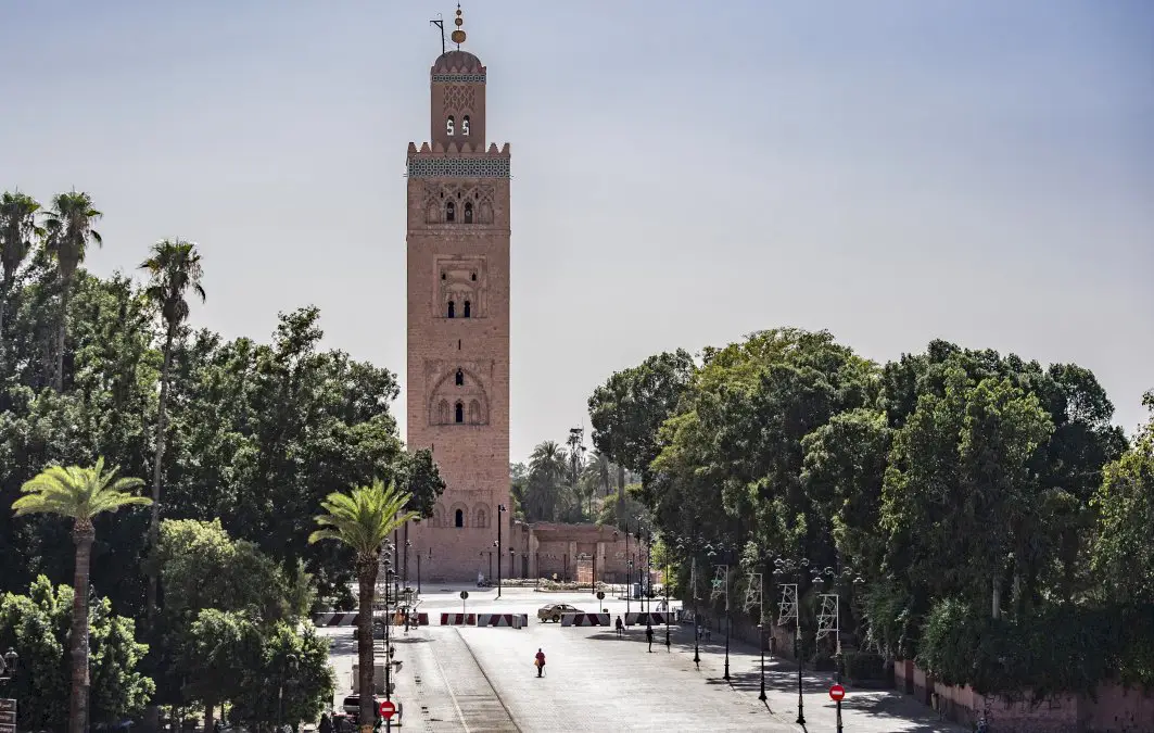 privee-de-ses-nombreux-touristes,-marrakech-etouffe