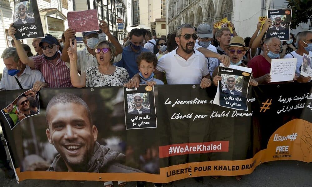 algerie:-le-journaliste-khaled-drareni-maintenu-en-prison,-avalanche-de-protestations