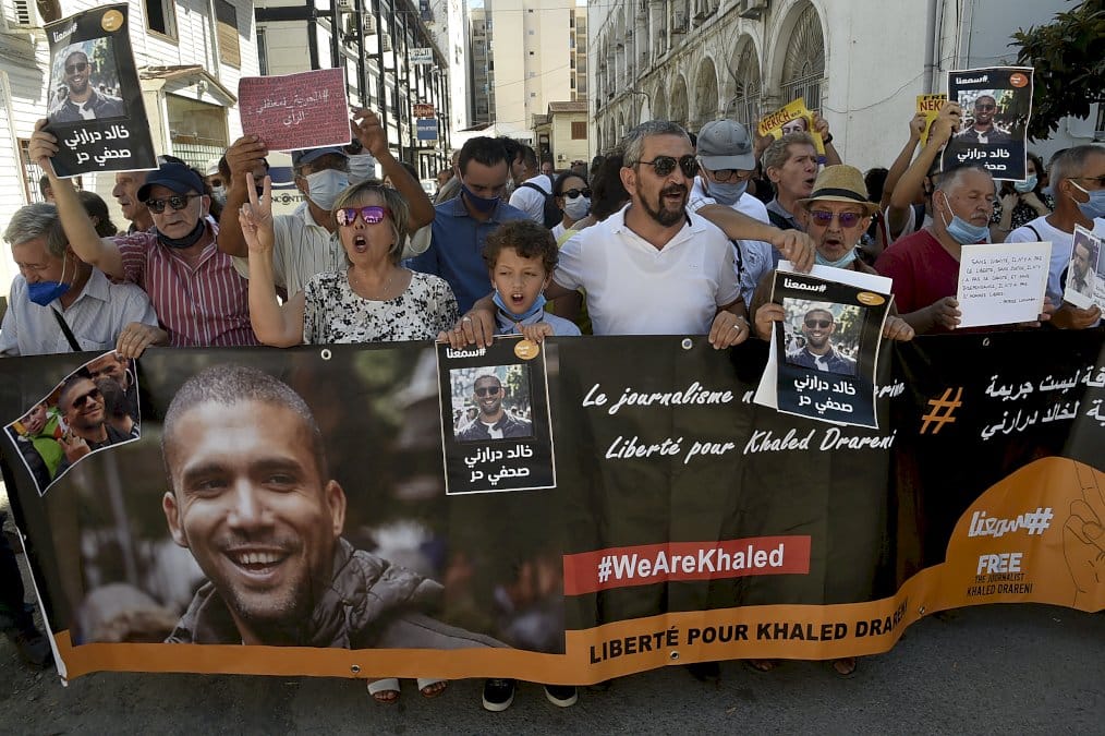 algerie:-le-journaliste-khaled-drareni-maintenu-en-prison,-avalanche-de-protestations