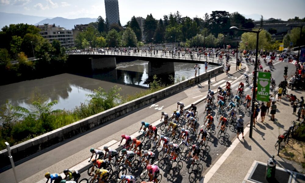 tour-de-france:-depart-de-l&rsquo;etape-reine-vers-l&rsquo;intimidant-col-de-la-loze