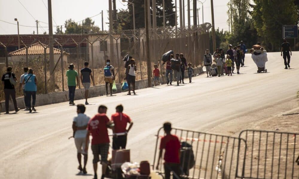 a-lesbos,-la-police-evacue-les-refugies-a-la-rue-vers-un-nouveau-camp