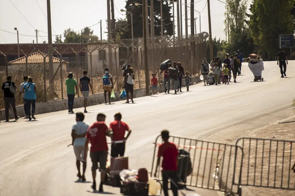 a-lesbos,-la-police-evacue-les-refugies-a-la-rue-vers-un-nouveau-camp