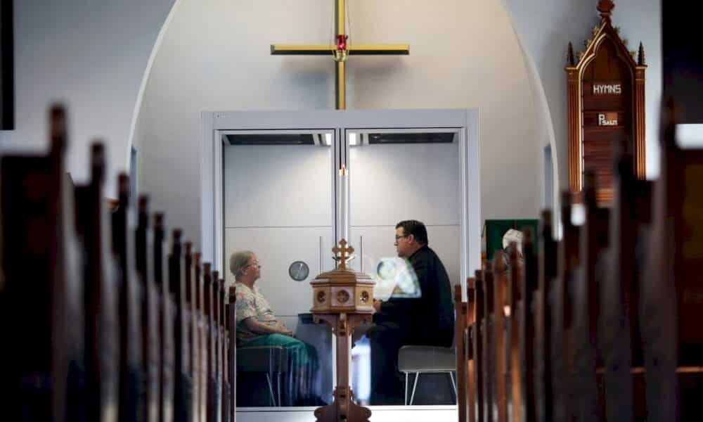 covid-19:-une-cellule-en-verre-pour-proteger-les-fideles-d&rsquo;une-eglise-au-canada