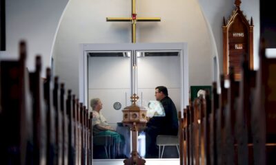 covid-19:-une-cellule-en-verre-pour-proteger-les-fideles-d&rsquo;une-eglise-au-canada