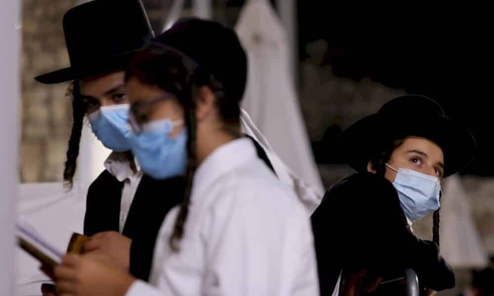 covid-19:-israel-reconfine,-des-pays-europeens-durcissent-les-mesures-sanitaires