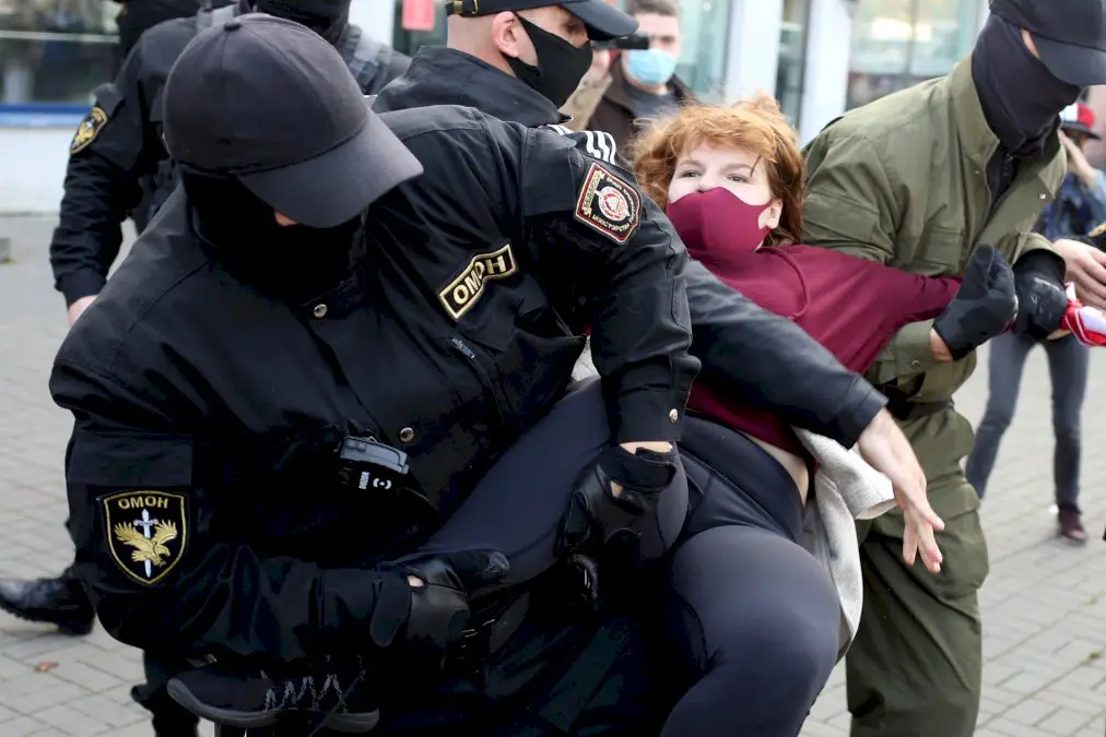 belarus-:-des-centaines-d’arrestations-au-cours-d’une-manifestation-de-femmes