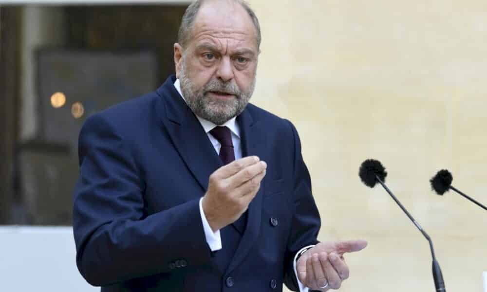 Le ministre Éric Dupond-Moretti fait deux bras d’honneur à l’Assemblée, puis s’excuse