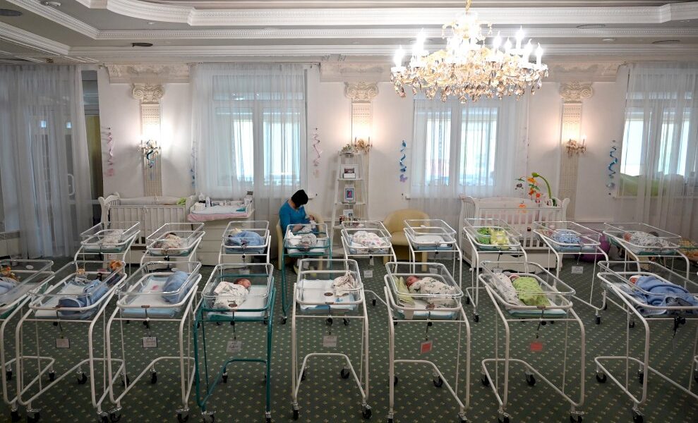 parents-eplores,-bebes-bloques-a-l&rsquo;etranger:-quand-la-pandemie-separe-les-familles-des-bebes-nes-de-gpa