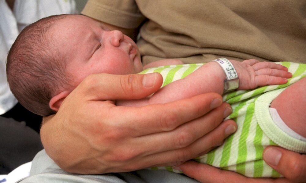 macron-annonce-« sept-jours-obligatoires »-dans-le-conge-paternite-d&rsquo;un-mois