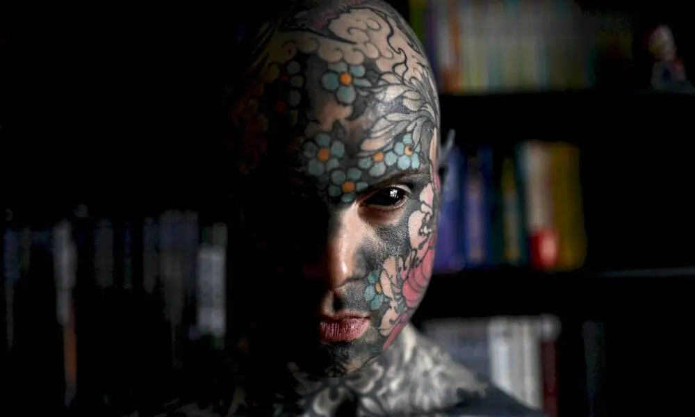 sylvain-helaine-alias-freaky-hoody,-instituteur-le-jour,-star-du-tatouage-la-nuit