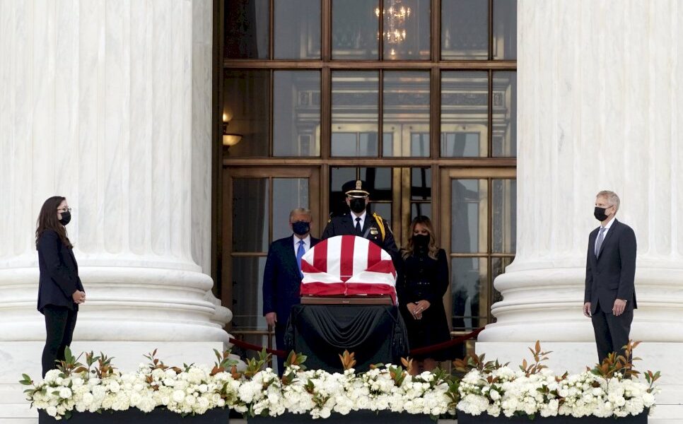 trump-se-recueille,-sous-les-huees,-devant-le-cercueil-de-ruth-bader-ginsburg