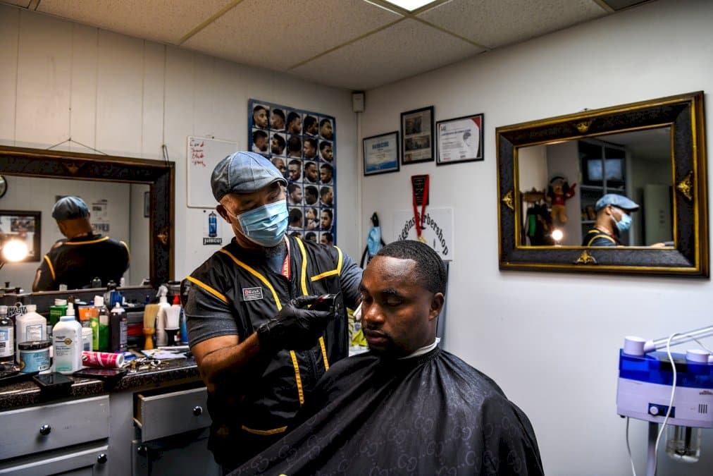 dans-le-mississippi,-les-hommes-noirs-sur-le-divan-du-barbier