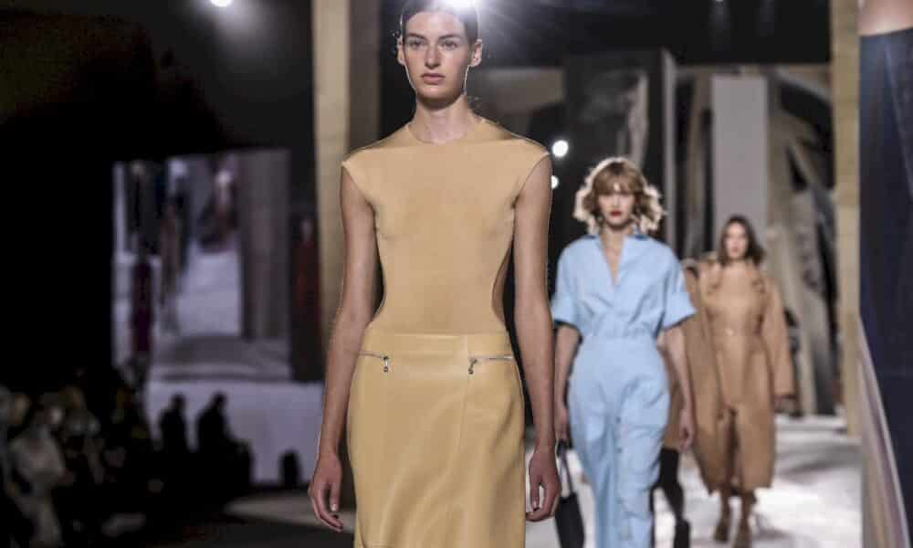 tenue-correcte-exigee:-hermes-epouse-l&rsquo;esprit-rebelle-des-lyceennes