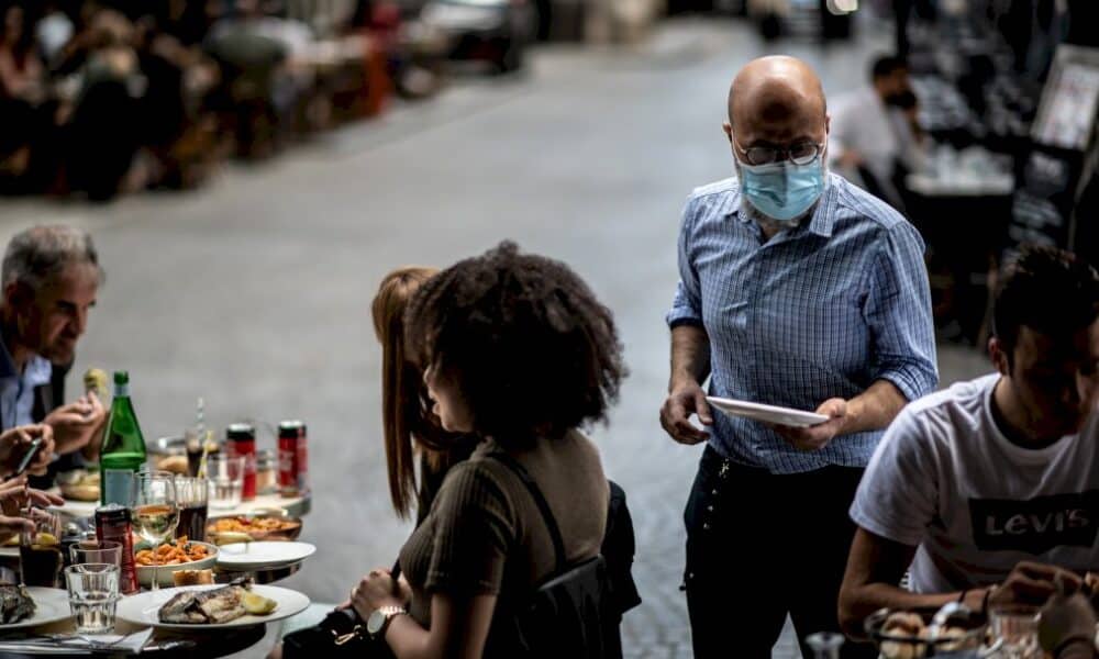 covid:-paris-en-alerte-maximale,-les-restaurants-restent-ouverts-sous-conditions