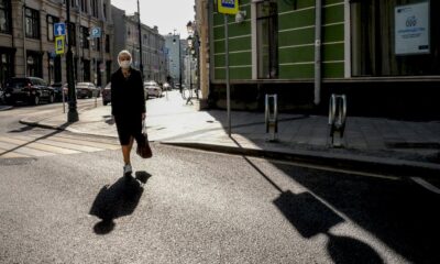 coronavirus:-paris-ferme-les-bars,-trump-s&rsquo;offre-une-tournee-en-voiture