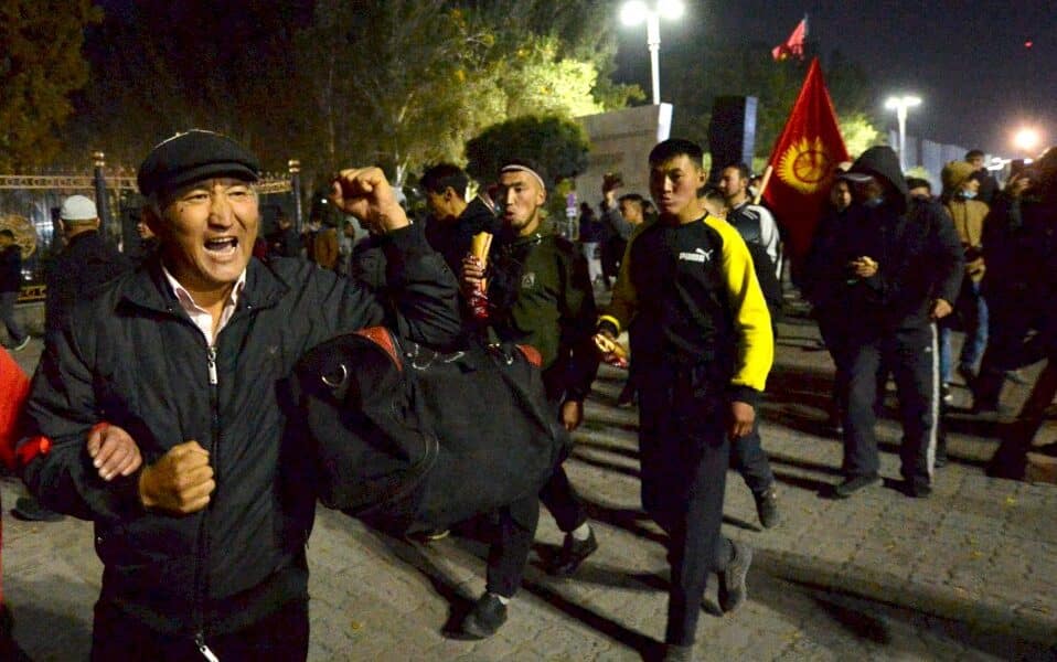 kirghizstan:-le-siege-du-pouvoir-envahi,-l&rsquo;ancien-president-libere