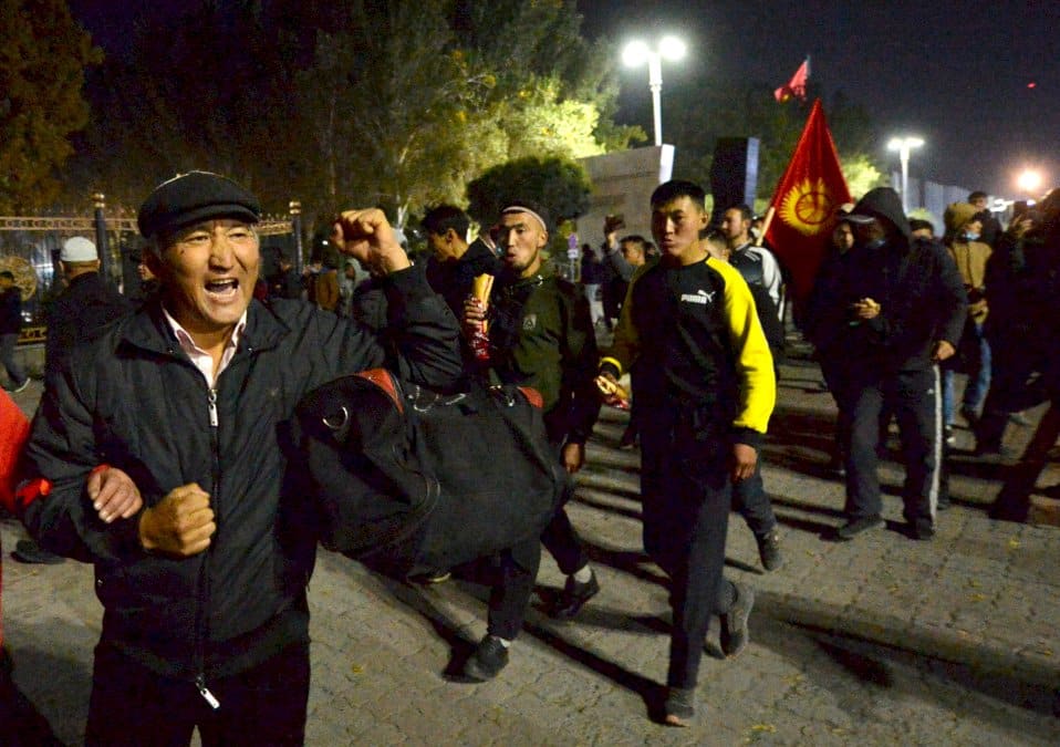 kirghizstan:-le-siege-du-pouvoir-envahi,-l’ancien-president-libere