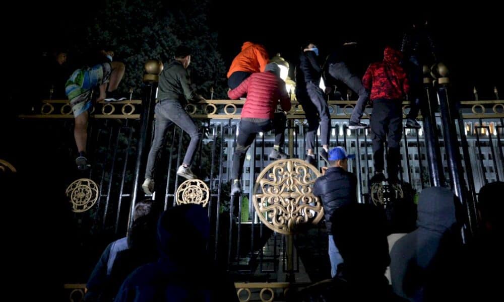 kirghizstan:-le-president-se-dit-en-controle-du-pays-apres-une-nuit-d&rsquo;emeutes