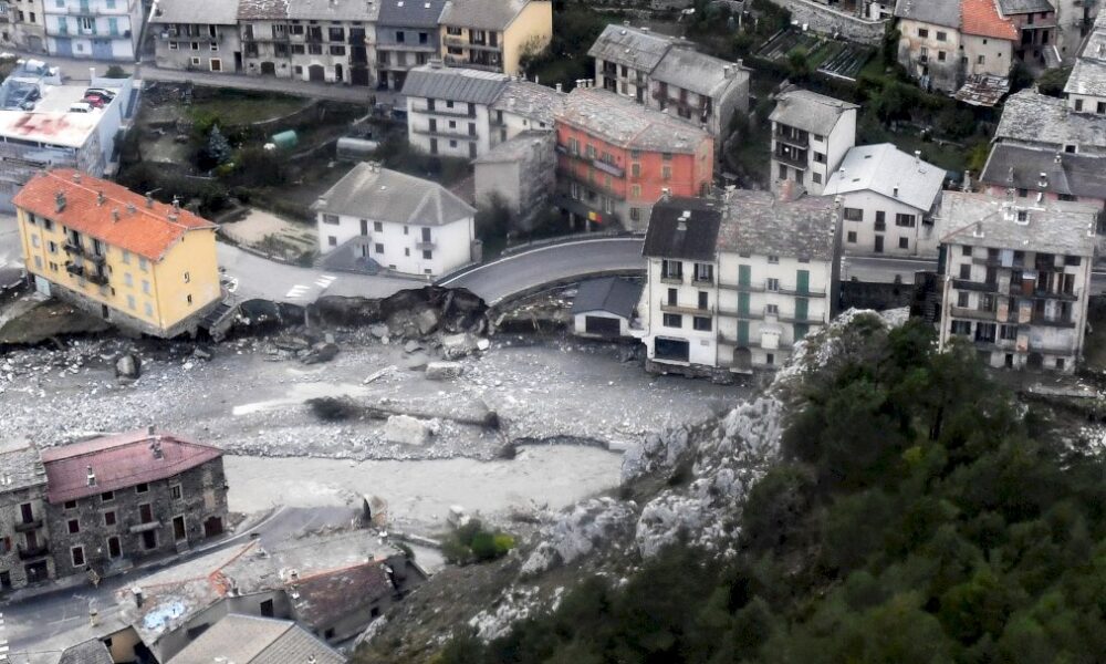 crues:-macron-a-la-rencontre-des-sinistres-dans-les-alpes-maritimes