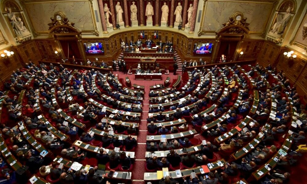 ivg:-apres-des-debats-houleux,-l&rsquo;assemblee-vote-l&rsquo;allongement-du-delai-legal