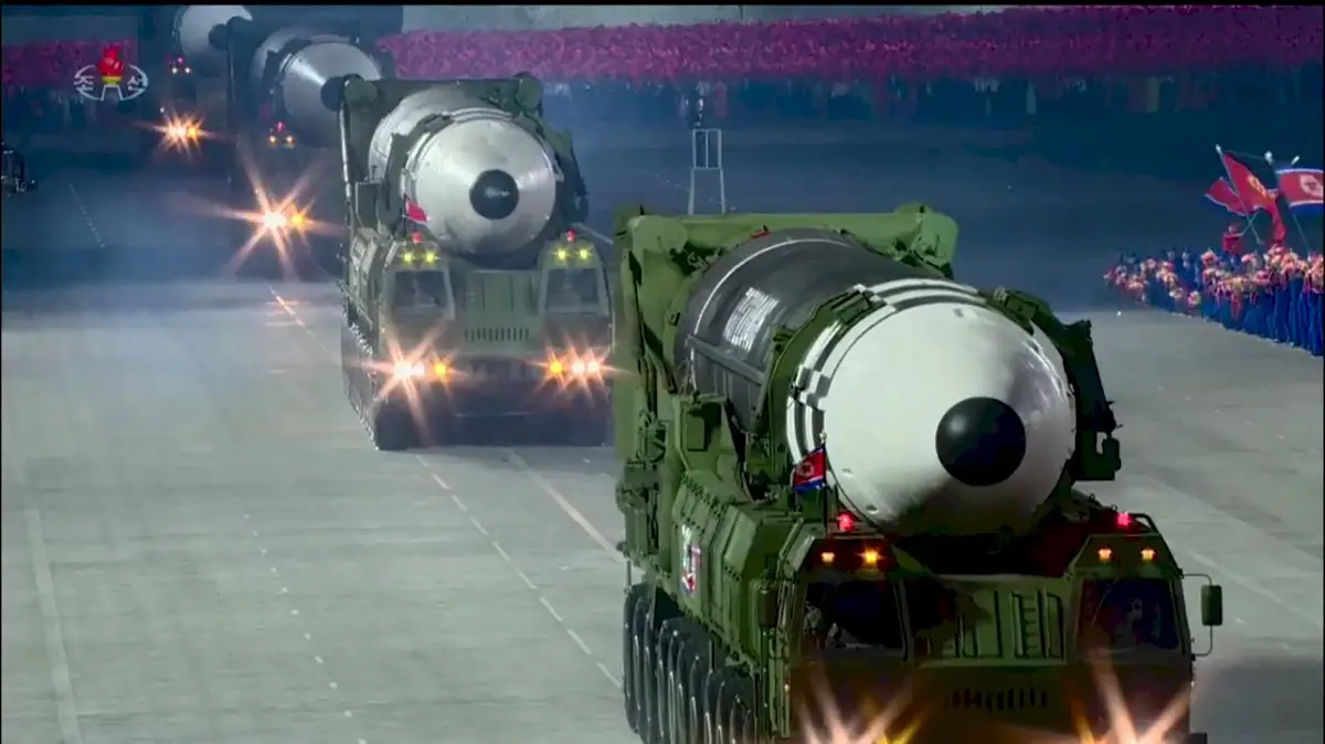 la-coree-du-nord-menace-en-devoilant-un-nouveau-missile-geant,-selon-des-experts