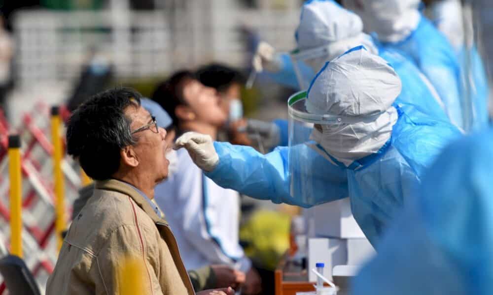 la-chine-va-depister-une-metropole-entiere,-l&rsquo;europe-renforce-les-restrictions