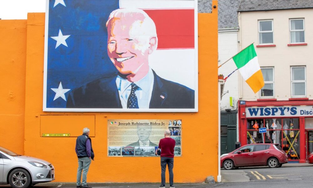 irlande:-la-ville-des-ancetres-de-joe-biden-« a-fond »-pour-le-democrate
