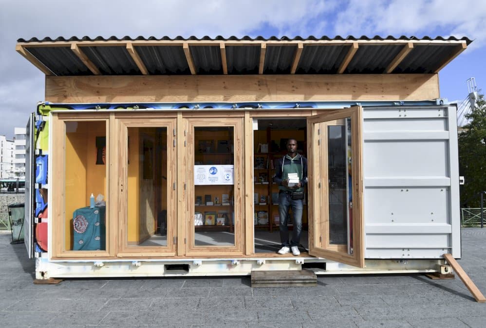 a-saint-denis,-luc-pinto-barreto,-« dealer-de-livres »,-reinvente-la-librairie