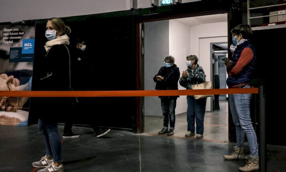 covid-19:-nouveau-tour-de-vis,-voire-couvre-feux,-macron-va-trancher