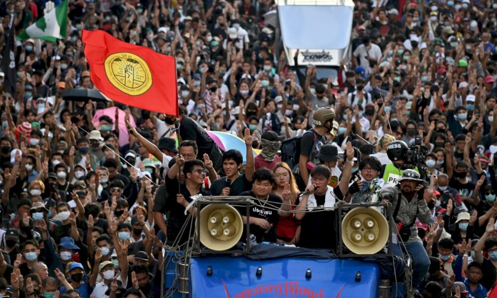 arrestations,-interdiction-des-rassemblements:-la-thailande-durcit-le-ton-face-au-mouvement-pro-democratie