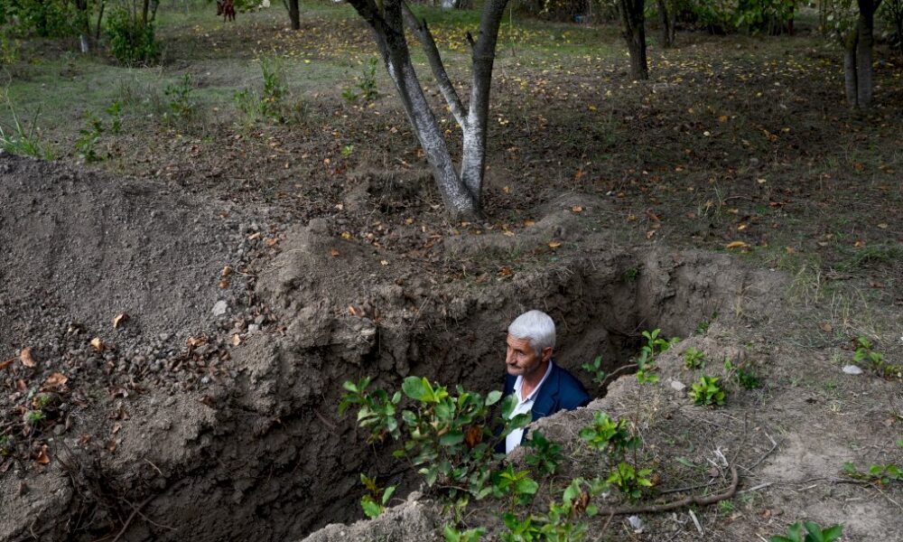 en-azerbaidjan,-des-civils-s&rsquo;accrochent-dans-des-tranchees-pres-du-front