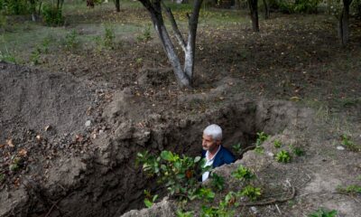 en-azerbaidjan,-des-civils-s&rsquo;accrochent-dans-des-tranchees-pres-du-front