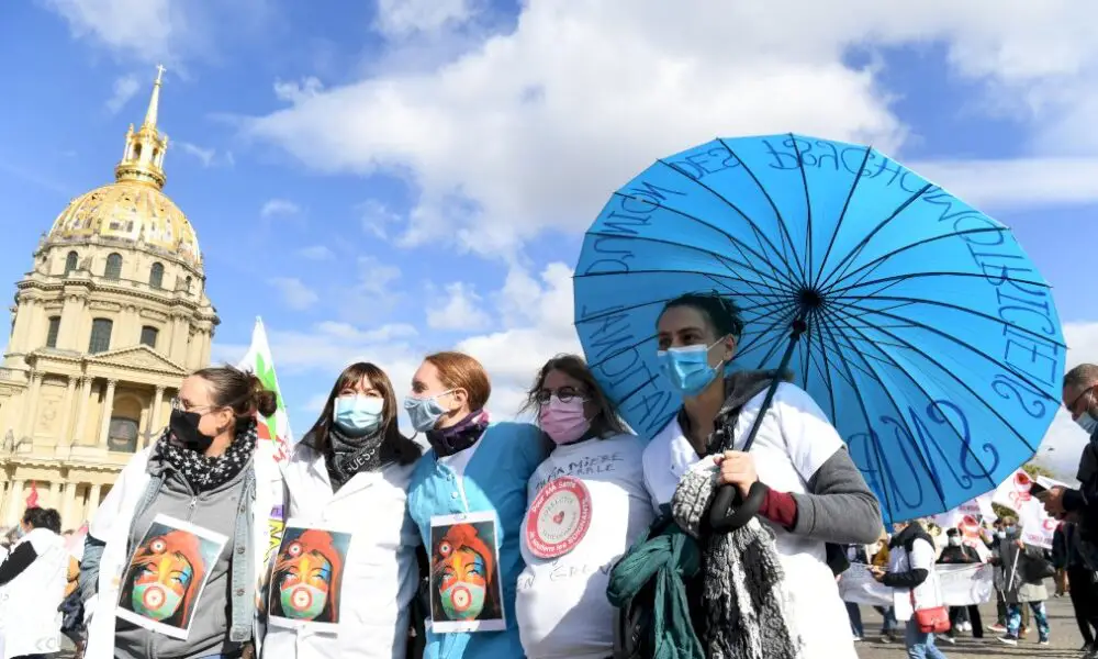 nouvelle-journee-de-greve-a-l’hopital,-castex-lache-du-lest