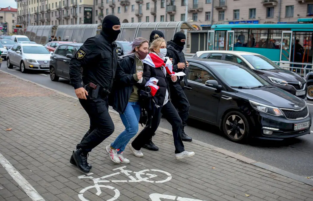 belarus:-l’opposition-dans-la-rue-malgre-la-menace-de-tirs-a-balles-reelles