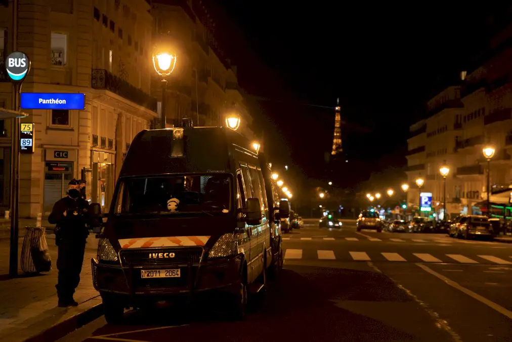 un-samedi-soir-de-couvre-feu-a-paris-:-des-livreurs,-des-bus-vides-et-« plus-personne »