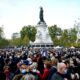 des-dizaines-de-milliers-de-personnes-reunies-en-france-apres-l&rsquo;assassinat-d&rsquo;un-professeur