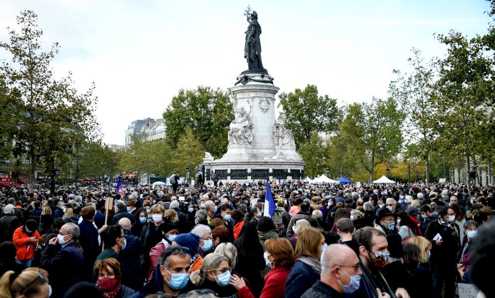 des-dizaines-de-milliers-de-personnes-reunies-en-france-apres-l&rsquo;assassinat-d&rsquo;un-professeur