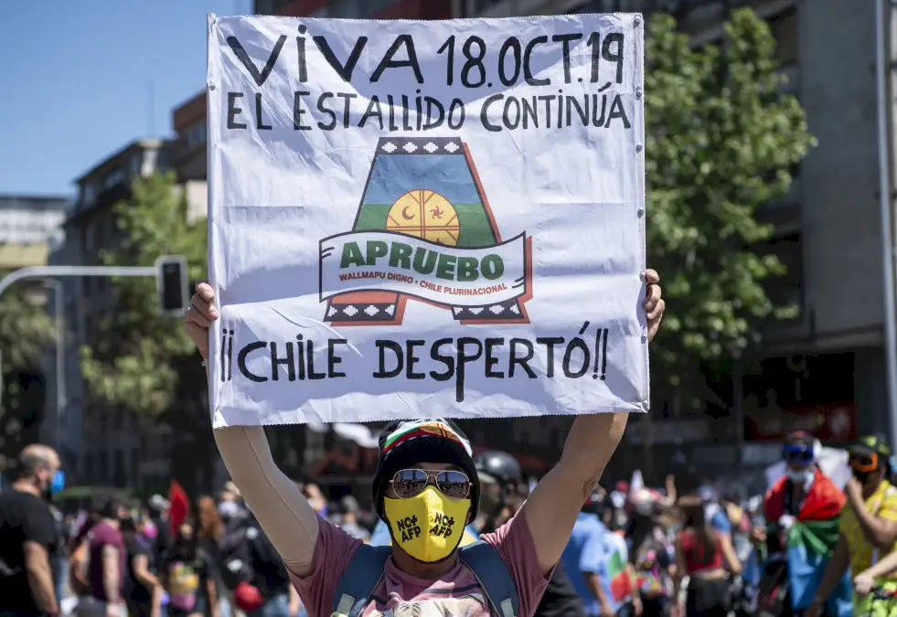 chili:-pres-de-600-arrestations-au-premier-anniversaire-de-la-revolte-sociale