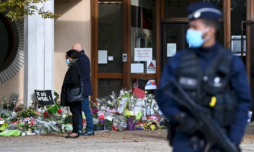 professeur-decapite:-les-gardes-a-vue-se-poursuivent,-les-hommages-aussi