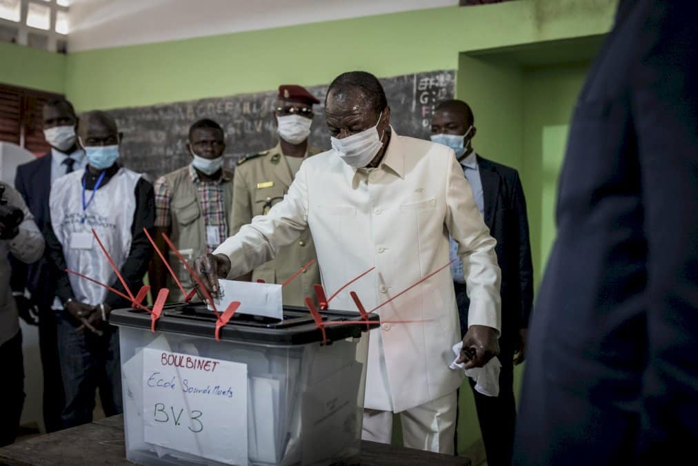 presidentielle-en-guinee:-majorite-absolue-pour-le-sortant-conde,-selon-des-resultats-quasi-complets
