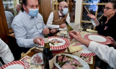 les-bouchons-lyonnais-ressuscitent-le-« machon »-matinal,-un-contre-feu-au-couvre-feu