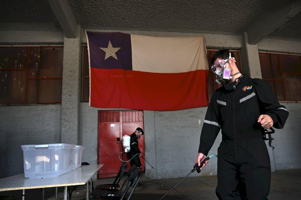 vers-une-nouvelle-constitution-?-les-chiliens-votent-par-referendum