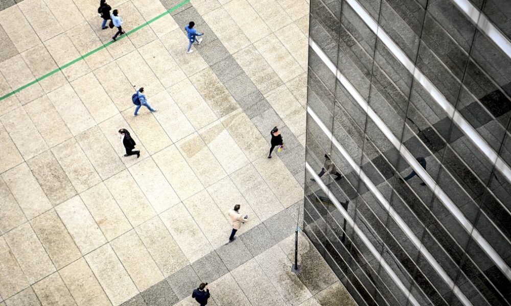 a-paris,-dans-les-tours-endormies-de-la-defense,-plus-grand-quartier-d&rsquo;affaires-d&rsquo;europe