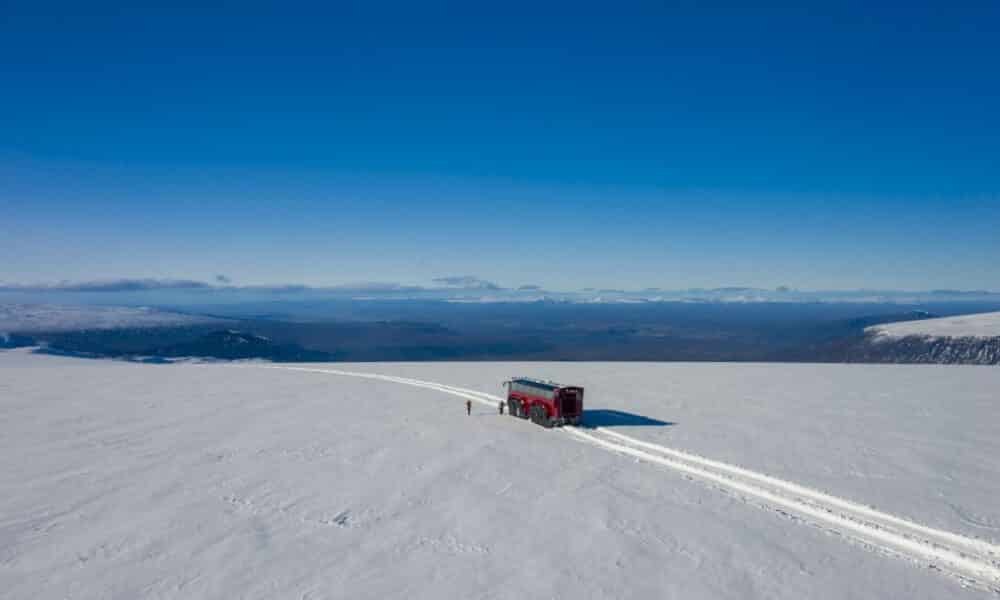 islande:-un-bus-geant-qui-chevauche-les-glaciers-menaces